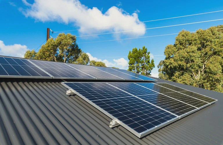 Panele fotowoltaiczne na&nbsp;dachu